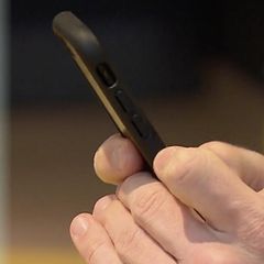 Eine Person am Handy und der eingeblendete Kettenbrief zum Einsatz von KI auf Whatsapp