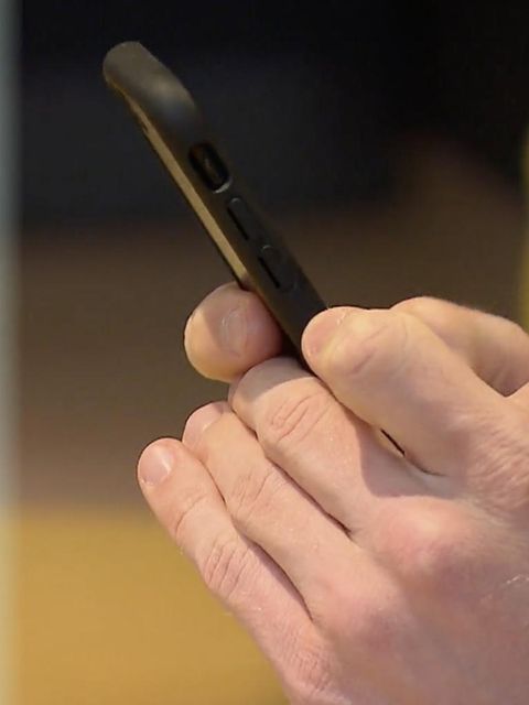 Eine Person am Handy und der eingeblendete Kettenbrief zum Einsatz von KI auf Whatsapp