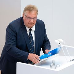 Der Brandenburger AfD-Landtagsabgeordnete Jean-René Adam war einem Prüfbericht zufolge inoffiziell für einen Bereich der Krimina