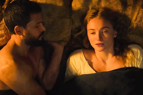 Kit Harington und Sophie Turner liegen nebeneinander im Bett