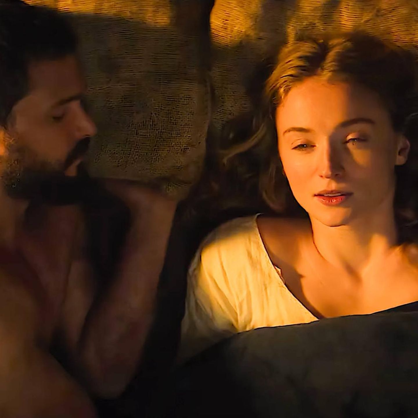 Kit Harington und Sophie Turner liegen nebeneinander im Bett
