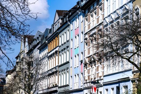 Mehrfamilienhäuser in Düsseldorf: Fast vier Millionen Etagenwohnungen mit Gasthermen gibt es in Deutschland – deren Umstieg auf Wärmepumpen ist mit einigen Herausforderungen verbunden