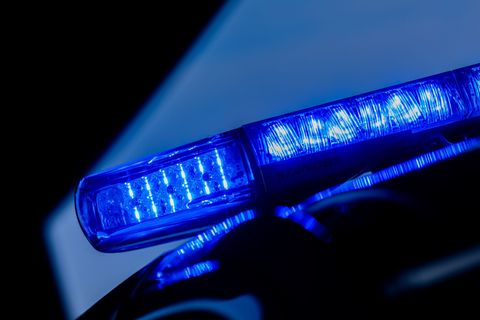 Der Streifenwagen war zu einem Einsatz unterwegs. (Symbolbild) Foto: Rolf Vennenbernd/dpa