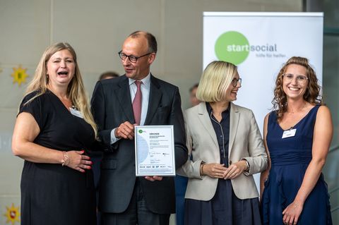 Bundeskanzler Merz zeichnete den SV Triebel aus dem Vogtland aus - Sandy Schwabe und Lena Richter freuten sich bei der Preisverl