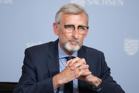 Sachsens Innenminister Armin Schuster stellt den aktuellen Verfassungsschutzbericht vor. (Archivbild) Foto: Sebastian Kahnert/dp