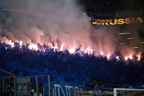HSV-Fans hatten während des Spiels bei Borussia Dortmund viel Pyrotechnik abgebrannt. (Archivbild) Foto: Bernd Thissen/dpa