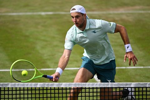 Jan-Lennard Struff steht in Stuttgart im Achtelfinale. Foto: Marijan Murat/dpa