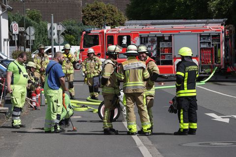 Wegen eines Gas-Alarms: Feuerwehreinsatz auf der B7. Foto: David Young/dpa