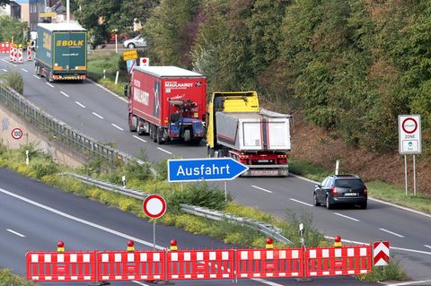 Für die Suche nach Blindgängern aus dem Zweiten Weltkrieg wird die A40 in Mülheim gesperrt. (Archivbild) Foto: Roland Weihrauch/