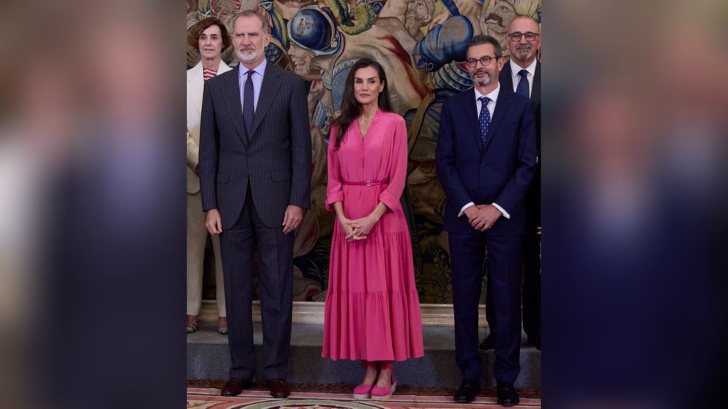 Königin Letizia: Sie recycelt leuchtend pinkes Kleid