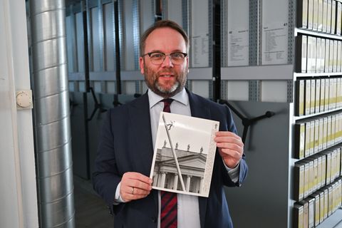 Timon Gremmels (SPD), Hessens Minister für Kunst und Kultur, hält ein Foto einer früheren documenta in Kassel in den Händen. (Ar