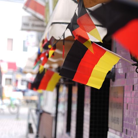Deutschland Fähnchen für die WM vor einem Restaurant