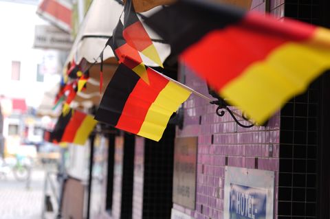 Deutschland Fähnchen für die WM vor einem Restaurant
