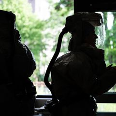 Auf der Isolierstation müssen Mitarbeiter Schutzanzüge tragen. Foto: Soeren Stache/dpa