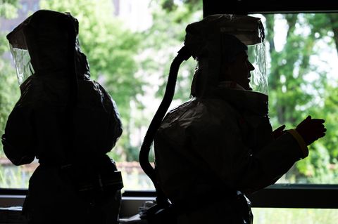 Auf der Isolierstation müssen Mitarbeiter Schutzanzüge tragen. Foto: Soeren Stache/dpa