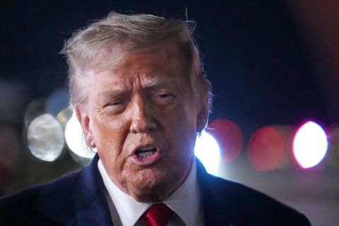 Die USA werden laut US-Präsident Trump auf einen iranischen Angriff reagieren müssen. Foto: Mark Schiefelbein/AP/dpa