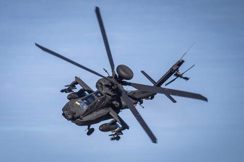 Ein Kampfhubschrauber vom Typ AH64 bei einem Manöver