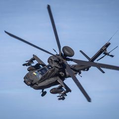 Ein Kampfhubschrauber vom Typ AH64 bei einem Manöver