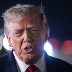 Die USA werden laut US-Präsident Trump auf einen iranischen Angriff reagieren müssen. Foto: Mark Schiefelbein/AP/dpa