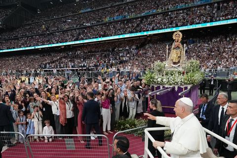 Der Papst hat im Bernabéu auch andere Prominente privat getroffen. Foto: Andrea Comas/AP/dpa