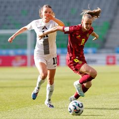 Kräftig rotiert: Vivien Endemann (r) war eine von acht neuen Spielerinnen in der deutschen Startelf. Foto: Ales Fevzer/dpa