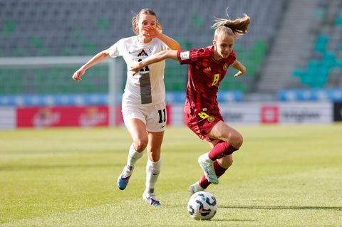 Kräftig rotiert: Vivien Endemann (r) war eine von acht neuen Spielerinnen in der deutschen Startelf. Foto: Ales Fevzer/dpa