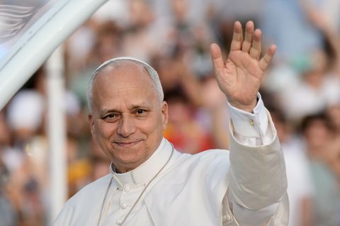Papst Leo XIV. grüßt die rund 40.000 Teilnehmer einer Vigilie im Olympiastadion in Barcelona. Foto: Bernat Armangue/AP/dpa