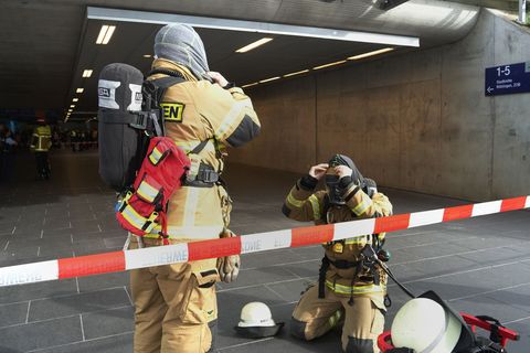 Einsatzkräfte mit Atemschutz waren an dem Bahnhof aktiv. Foto: Dettenmeyer/SDMG/dpa