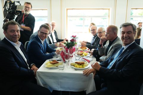 Es ist erst das zweite Mal, dass die Koalitionspartner zu einer SPD-Spargelfahrt eingeladen wurden, Foto: Markus Schreiber/AP-Po