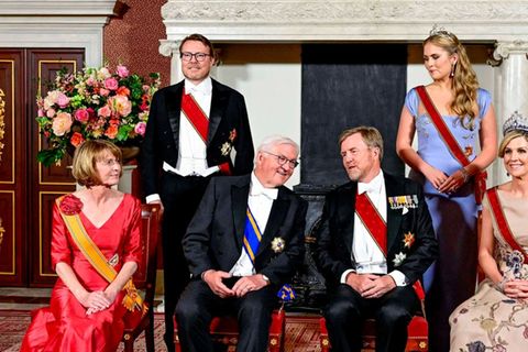 König Willem-Alexander, Königin Máxima, Kronprinzessin Amalia und Prinz Constantijn posierten mit ihren deutschen Gästen, Bund