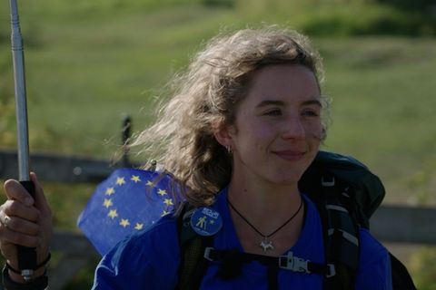 Ceira Casey-Seargent hat sich einem Protestmarsch angeschlossen, dessen Teilnehmerinnen und Teilnehmer zu Fuß von London bis vor das EU-Parlament in Brüssel ziehen. Ihre Botschaft: "Rejoin! – Wiedereintritt!"