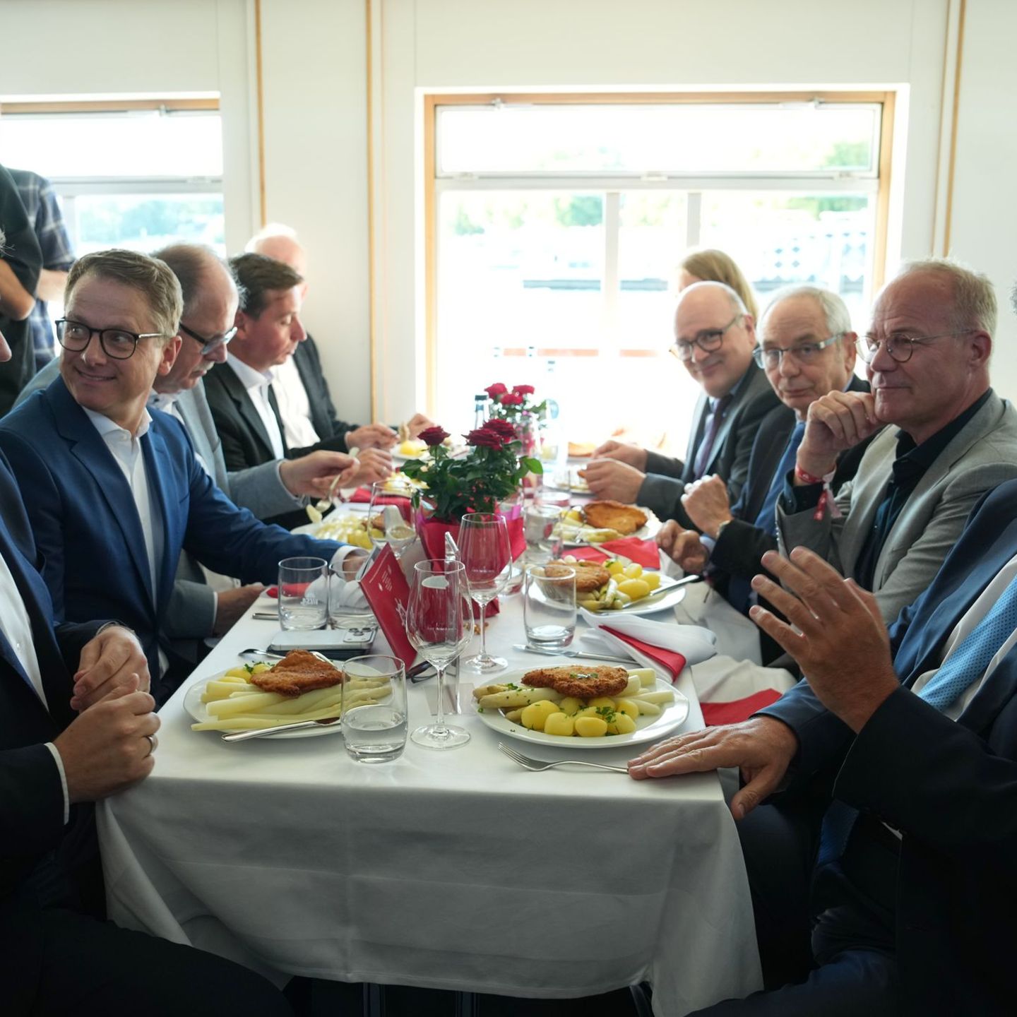 Bei der SPD-Spargelfahrt probten die Koalitionäre schon mal für das Spitzentreffen im Kanzleramt. Foto: Markus Schreiber/AP-Pool