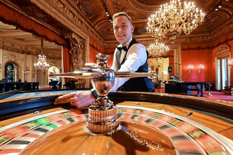 Joguncic arbeitet als Croupier im Casino Baden-Baden. Foto: Uli Deck/dpa