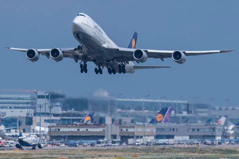 Streitpunkt sind Pläne, nach denen vermehrt in Richtung Nordwesten gestartet werden soll. (Archivbild) Foto: picture alliance /