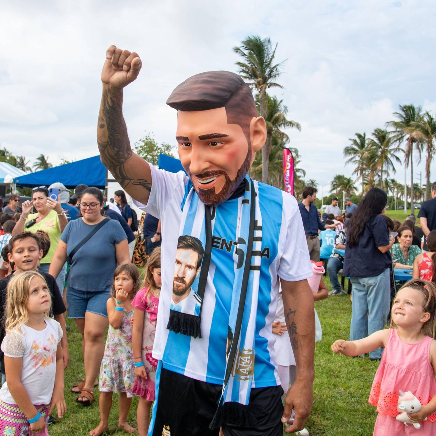 Miami, USA. Dieser Lionel Messi im Halouver Park ist leider nicht der echte. Der Weltfußballer spielt eigentlich für Inter Miami, bereitet sich dieser Tage aber rund 1500 Meilen entfernt in Kansas City auf die Fußball-WM vor. Dort ist er mit der argentinischen Nationalmannschaft untergebracht.