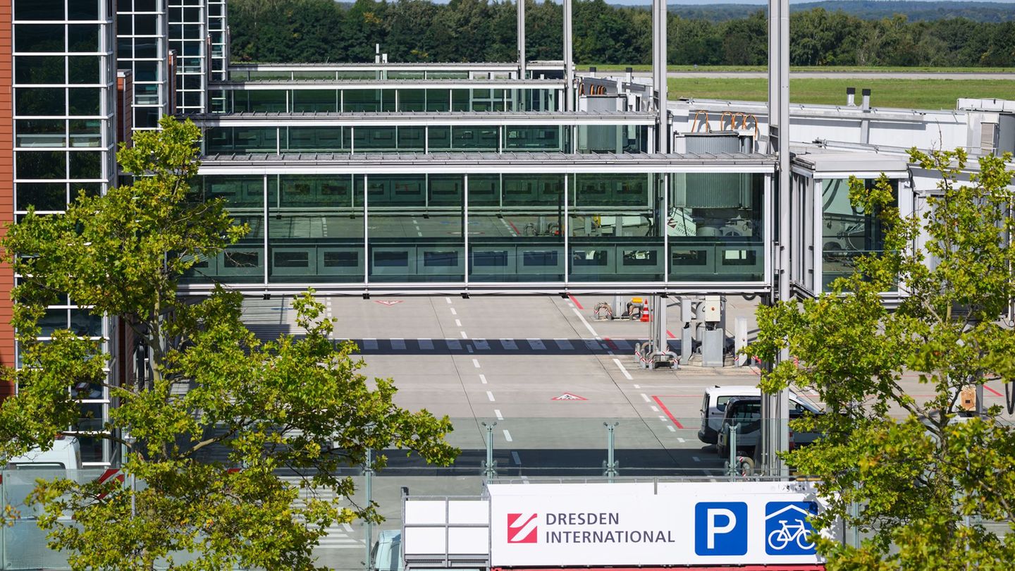 Flughafen: Kleinflugzeug der US Army am Flughafen Dresden notgelandet