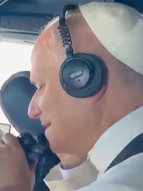 Papst Leo XIV. im Cockpit eines Fliegers