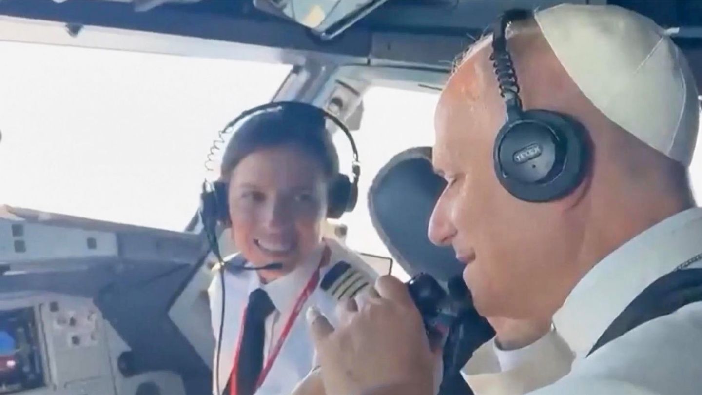 Pontifex im Cockpit: Papst Leo funkt Segen an Kamp