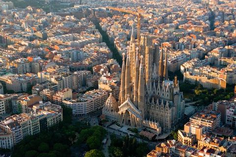 Der Christusturm der Sagrada Família wird zu Gaudís 100. Todestag vom Papst geweiht.