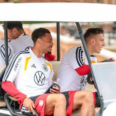 Zwei DFB-Spieler spielen Tischtennis.