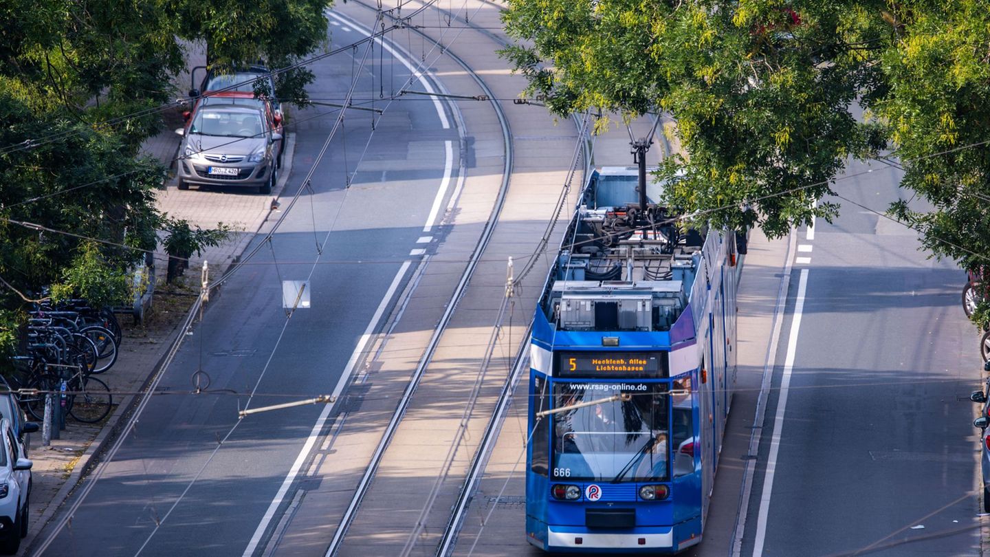Nach Unfall in Rostock: Nach Zusammenstoß mit Straßenbahn – 88-jähriger Radler tot