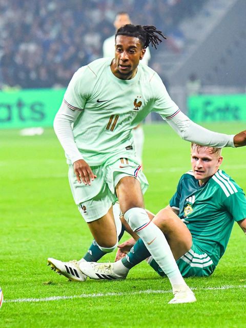 Michael Olise dribbelt im Frankreich-Trikot