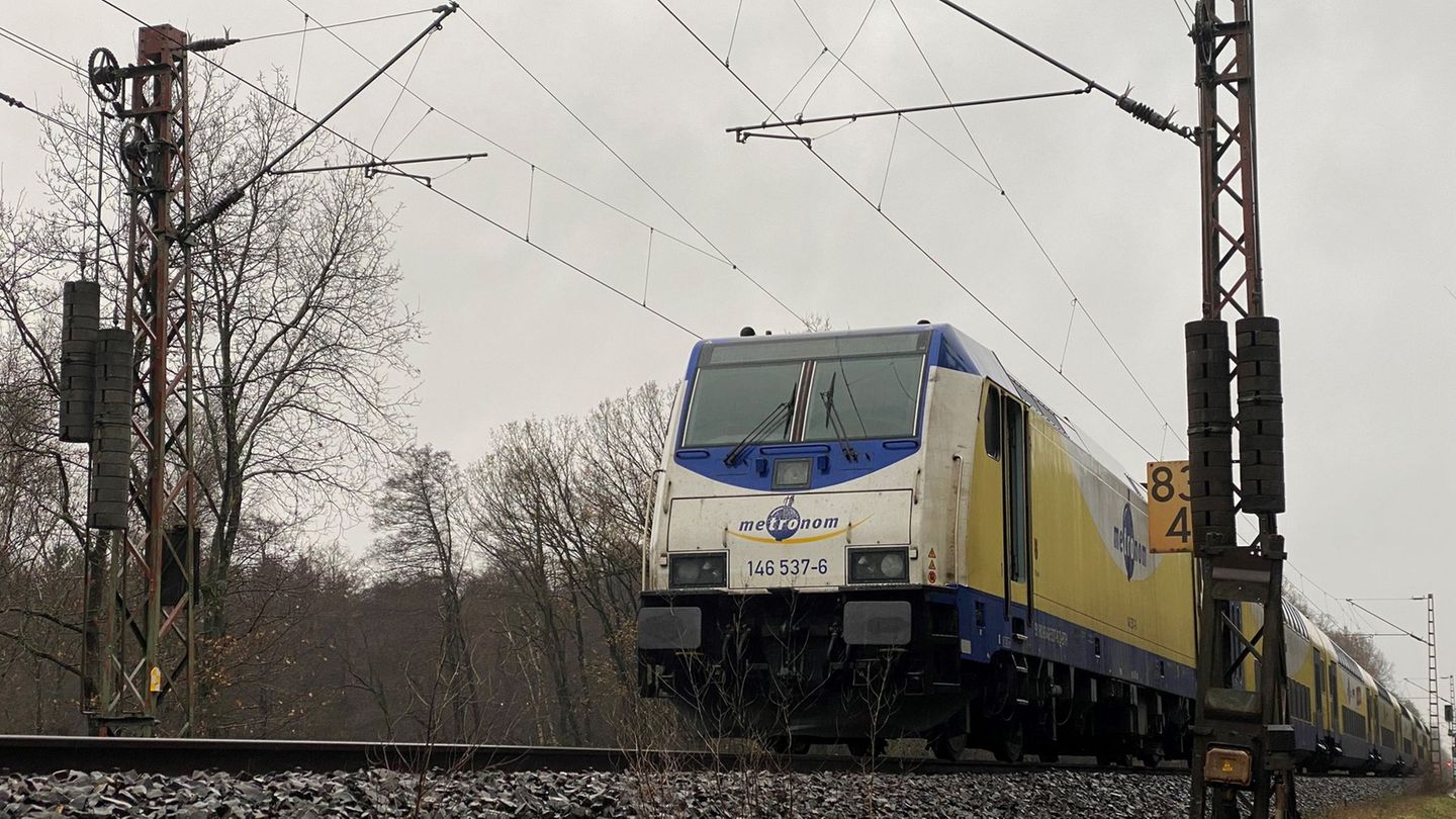 Ärger für Fahrgäste: Scharfe Kritik an Bahn wegen Baustelle 