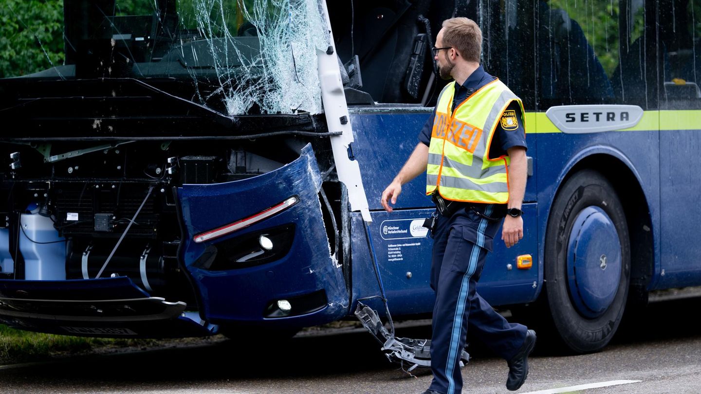 Nördlich von München: Reisebus mit Schulkindern und Linienbus kollidieren – mehrere Verletzte
