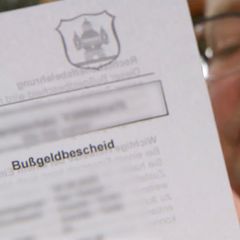 Feuerwehrmann im Einsatz geblitzt