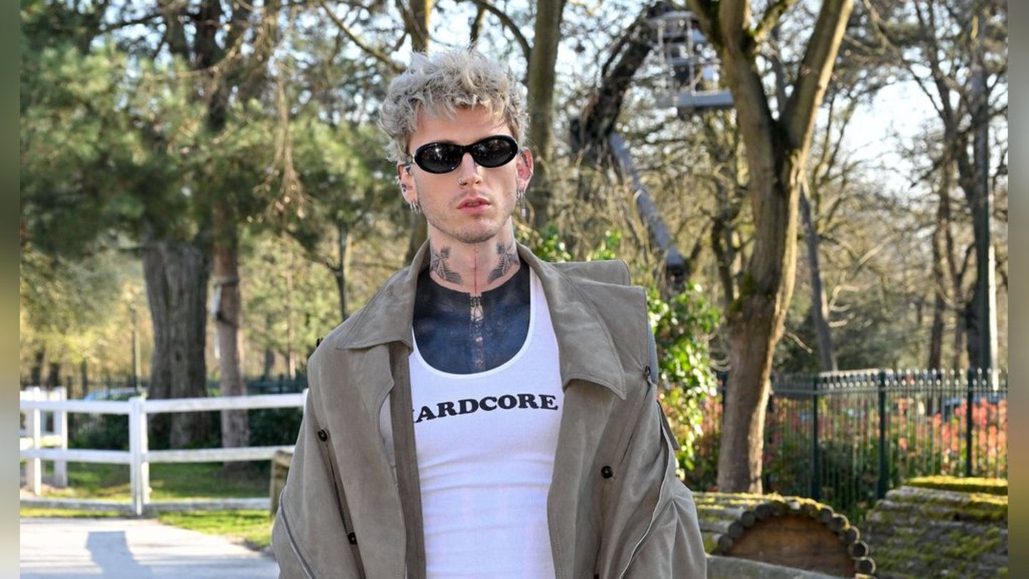 Machine Gun Kelly: Blackout-Tattoo hatte heftige Folgen