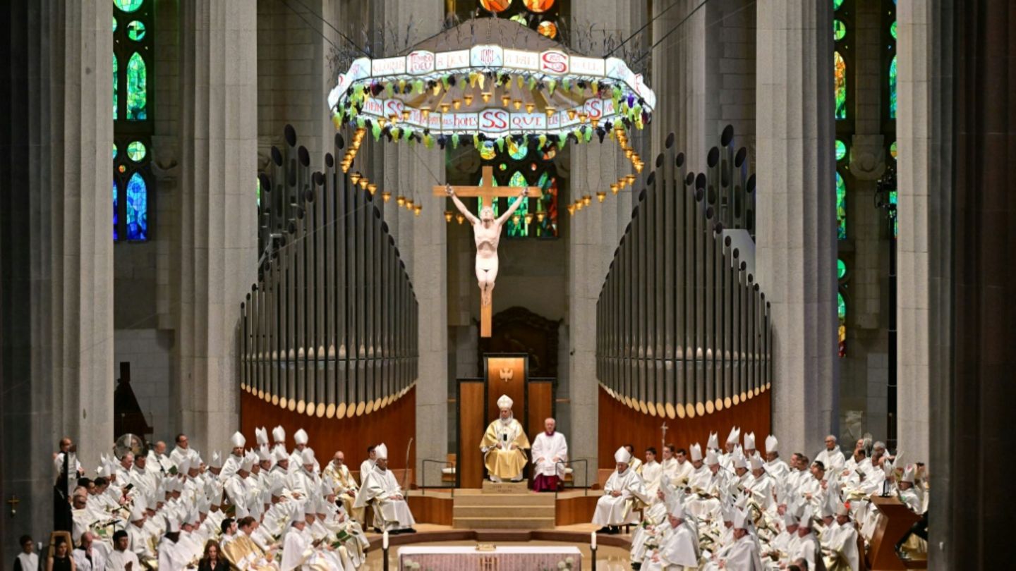 Papst Leo XIV. feiert Messe in Basilika Sagrada Família in Barcelona