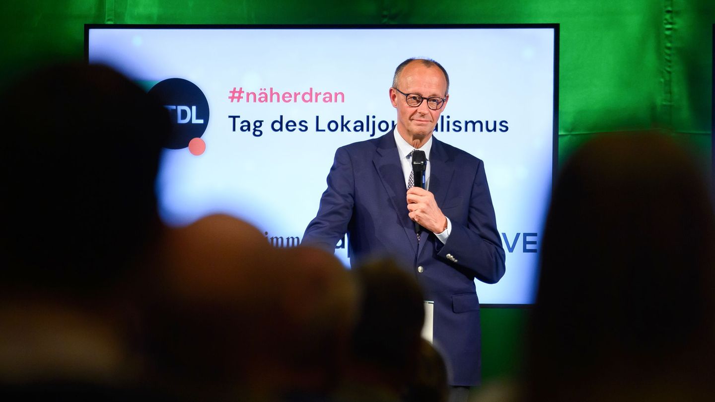 Diskussion auf Bürgerdialog: Krebskranke Frau erhält Autogrammkarte von Merz