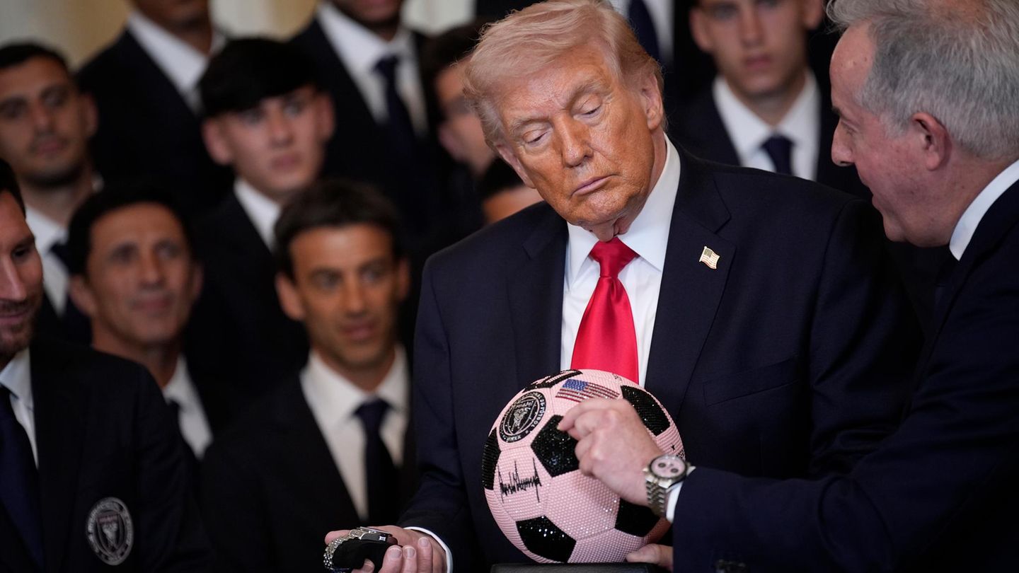 Newsblog zur Fußball-WM: Medienbericht: Trump schwänzt Eröffnungsspiel der USA