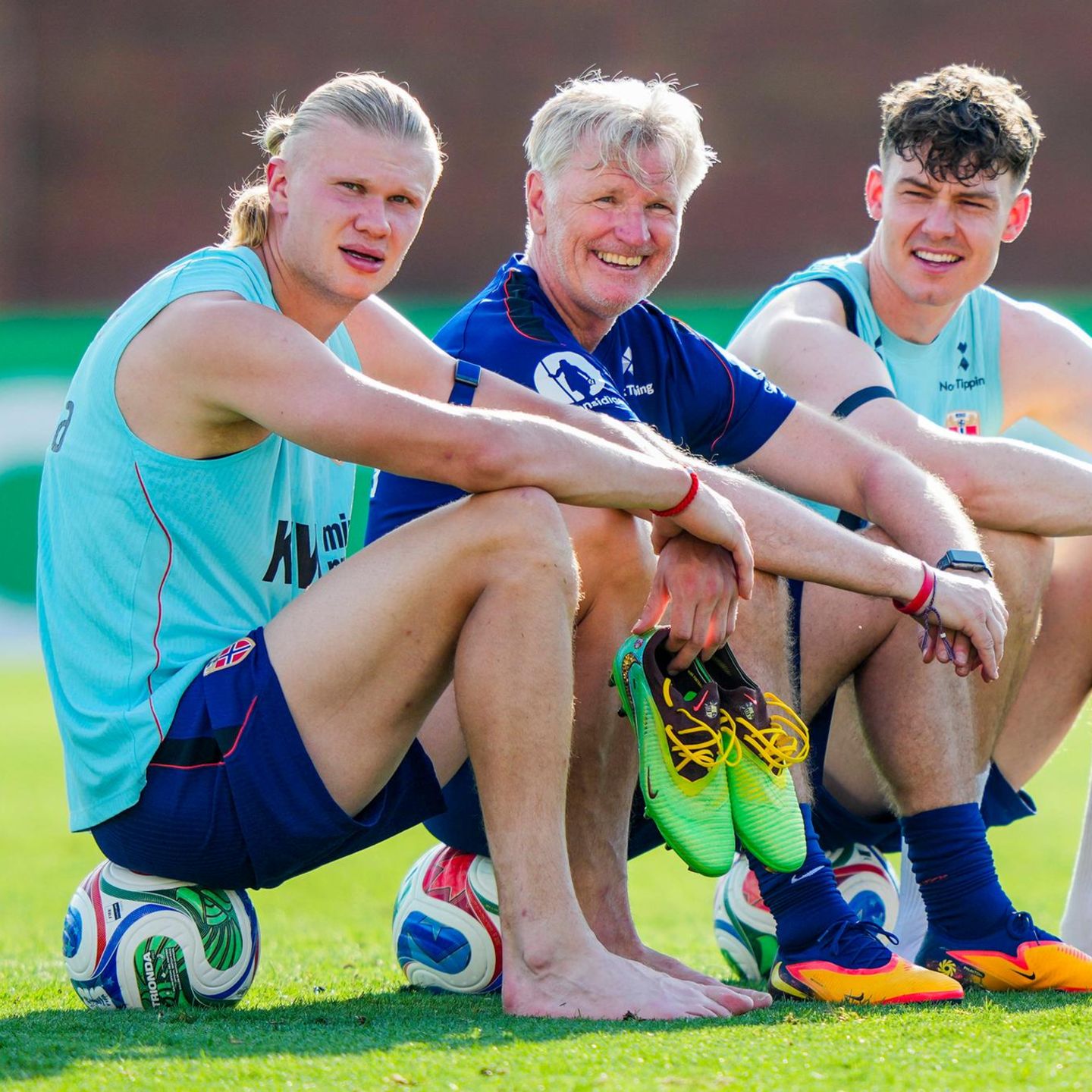 Greensboro, USA. Heute beginnt die Fußball-WM 2026 mit dem Eröffnungsspiel Mexiko gegen Südafrika in Mexiko-Stadt (21 Uhr deutscher Zeit). Die Norweger um Stürmerstar Erling Braut Haaland, Co-Trainer Kent Bergersen und Jørgen Strand Larsen (v.l.) sind zwar erst am Mittwoch, 17. Juni, gegen den Irak an der Reihe, sollten langsam aber auf Betriebstemperatur kommen.